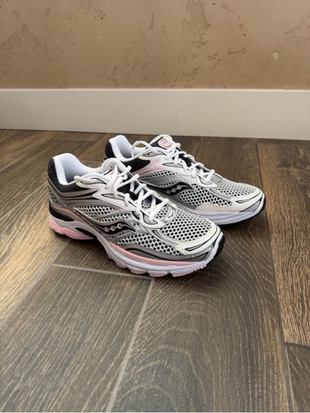 Saucony Men's Silver/Pink Retro
ProGrid Omni 9 Lifestyle Sneaker—11 - Picture 4 of 15